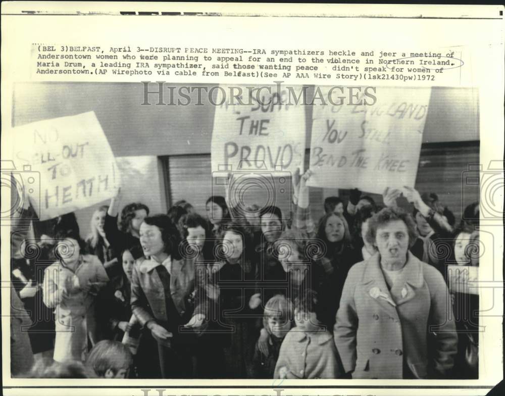 1972 Press Photo IRA sympathizers heckle and jeer Andersontown women - now17163