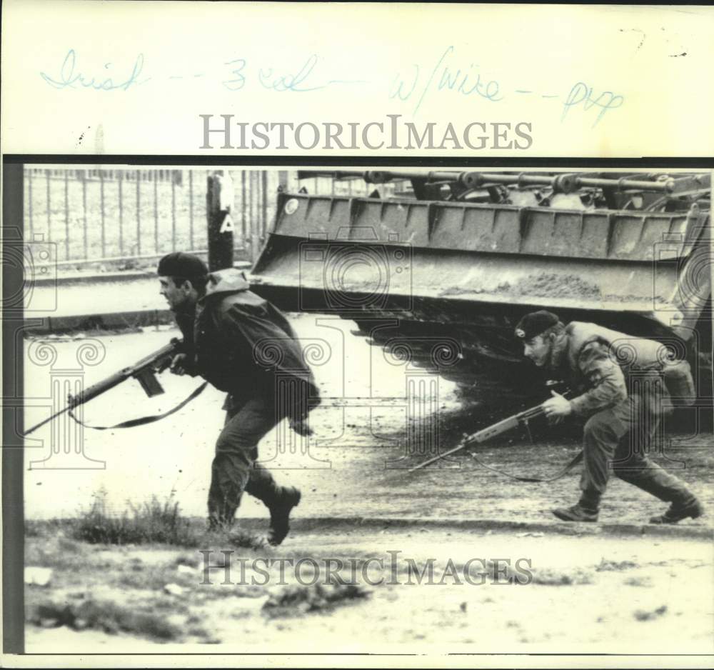 1972 Press Photo British soldiers in Londonderry run to firing positions
