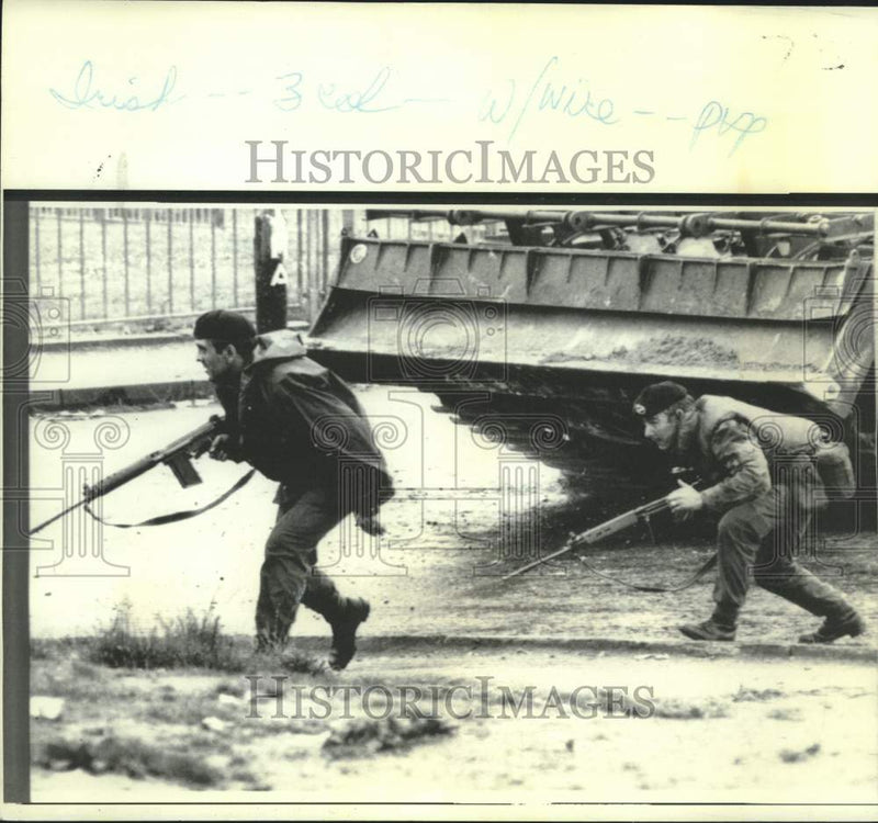 Load image into Gallery viewer, 1972 Press Photo British soldiers in Londonderry run to firing positions
