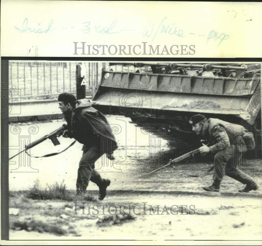1972 Press Photo British soldiers in Londonderry run to firing positions