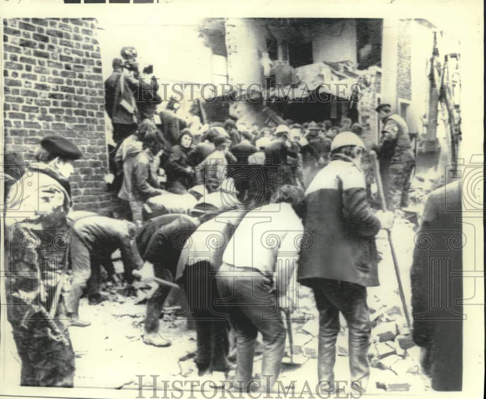 1972 Press Photo Soldiers, police and civilians search bomb blast rubble