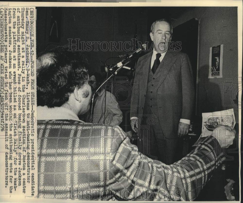 Load image into Gallery viewer, 1976 Press Photo Senator Henry Jackson listens to anti-busing demonstrator
