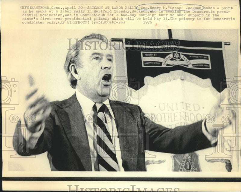 Load image into Gallery viewer, 1976 Press Photo Senator Henry Jackson campaigns at Hartford labor rally
