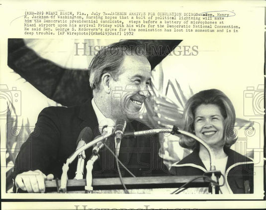 1972 Press Photo Senator and Mrs. Henry Jackson arrive at Miami airport