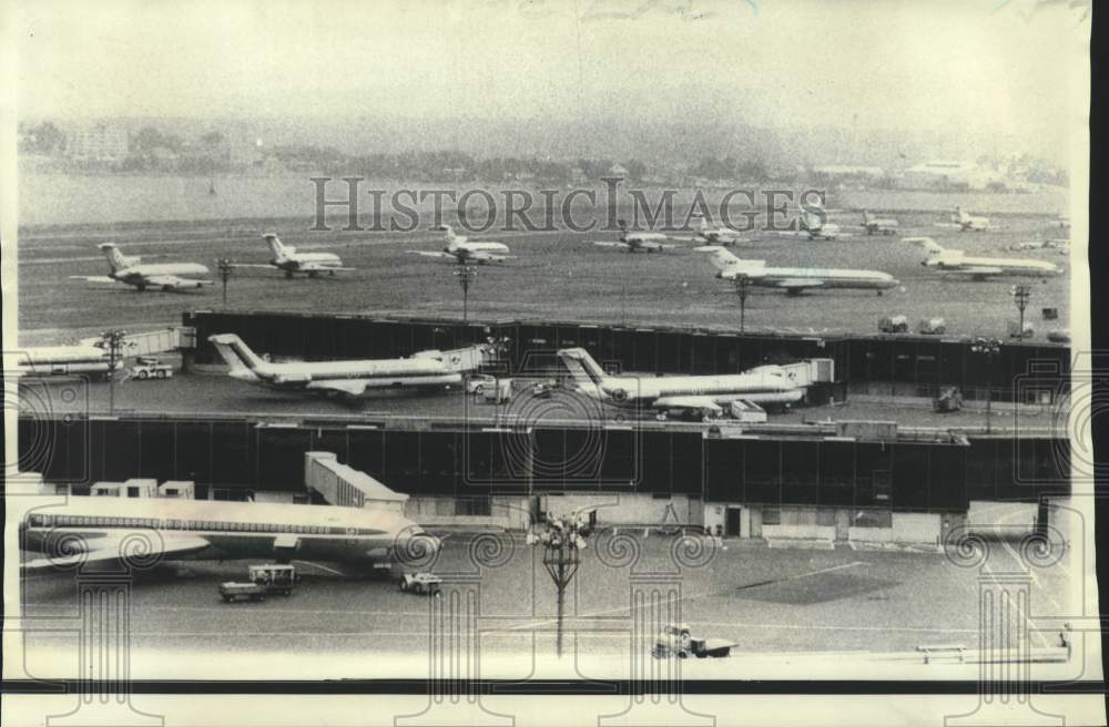 1969 Press Photo Airliners lined up at LaGuardia when controllers called in sick