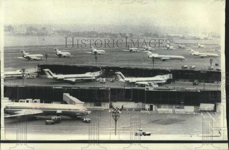 Load image into Gallery viewer, 1969 Press Photo Airliners lined up at LaGuardia when controllers called in sick
