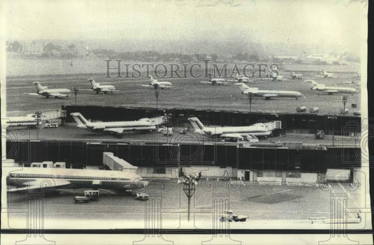1969 Press Photo Airliners lined up at LaGuardia when controllers called in sick