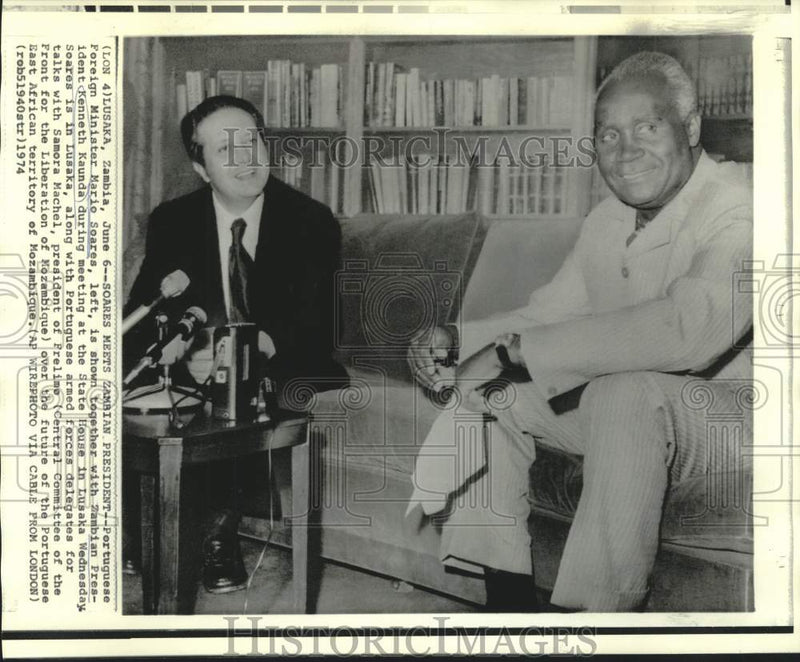 Load image into Gallery viewer, 1974 Press Photo Portuguese Soares and Zambia Kaunda at State House in Lusaka
