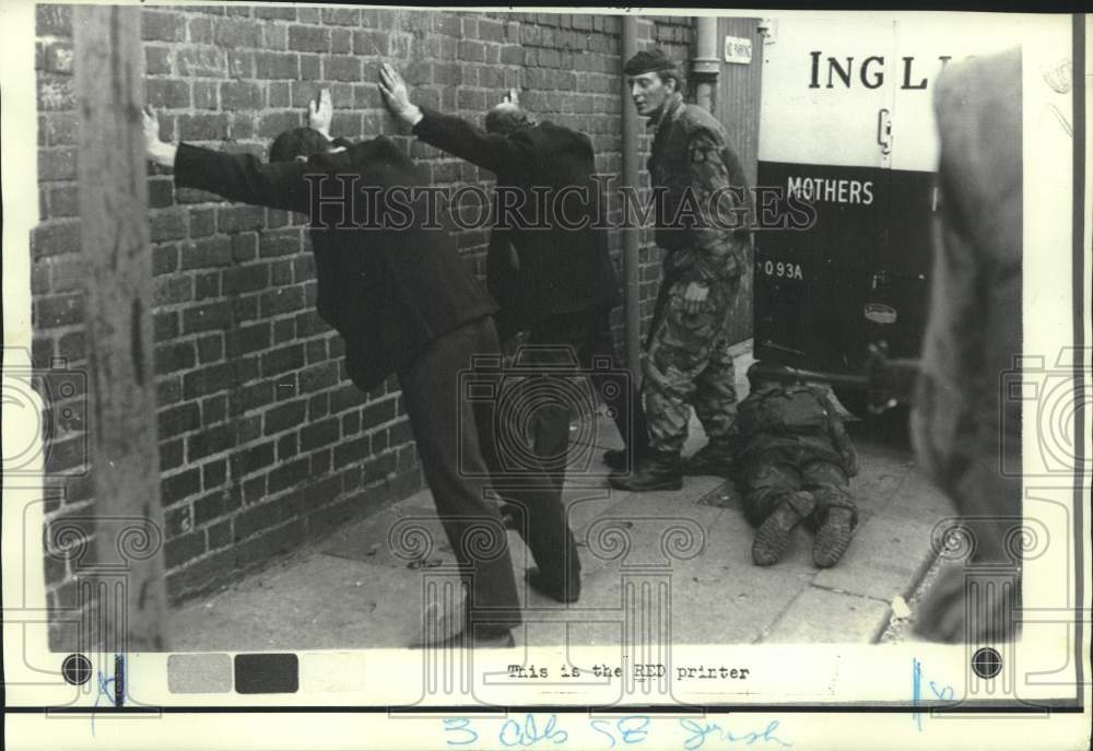 1971 Press Photo British soldier guards Irish workmen as another takes cover