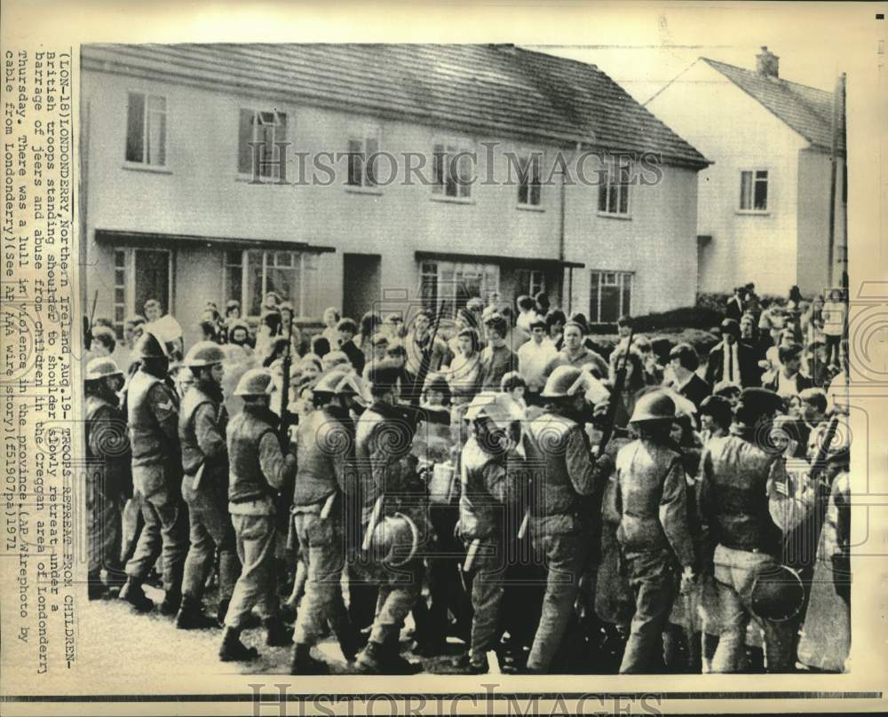 1971 Press Photo British troops slowly retreat under children's jeers