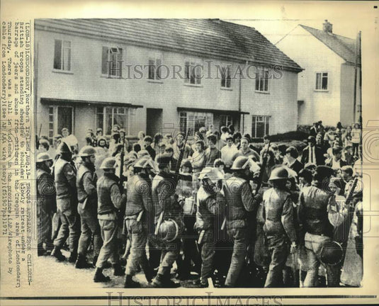 1971 Press Photo British troops slowly retreat under children's jeers