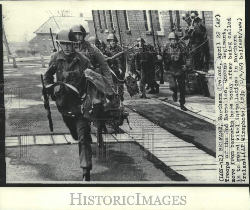 Load image into Gallery viewer, 1969 Press Photo 2nd Battalion, Queens Regiment move from barracks in Belfast
