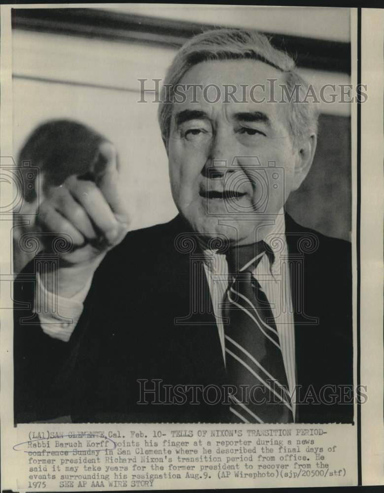 1975 Press Photo Rabbi Baruch Korff points at reporter during press conference