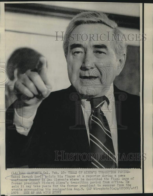 1975 Press Photo Rabbi Baruch Korff points at reporter during press conference