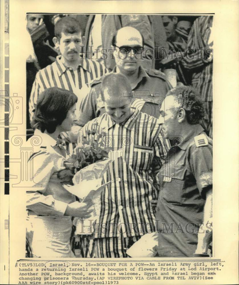 Load image into Gallery viewer, 1973 Press Photo Israeli Army girl greets returning Israeli POW at Lod Airport
