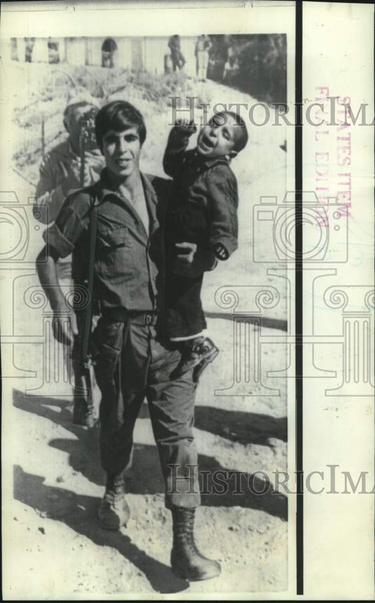 1969 Press Photo Israeli soldiers carries Arab child to banks of Suez Canal