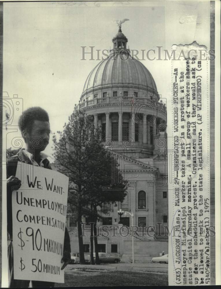 1975 Press Photo Unemployed workers picket at state Capitol in Jackson, MS