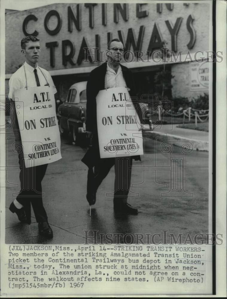 1967 Press Photo Striking transit workers picket Continental Trailways in MS