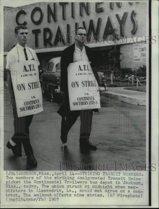 1967 Press Photo Striking transit workers picket Continental Trailways in MS