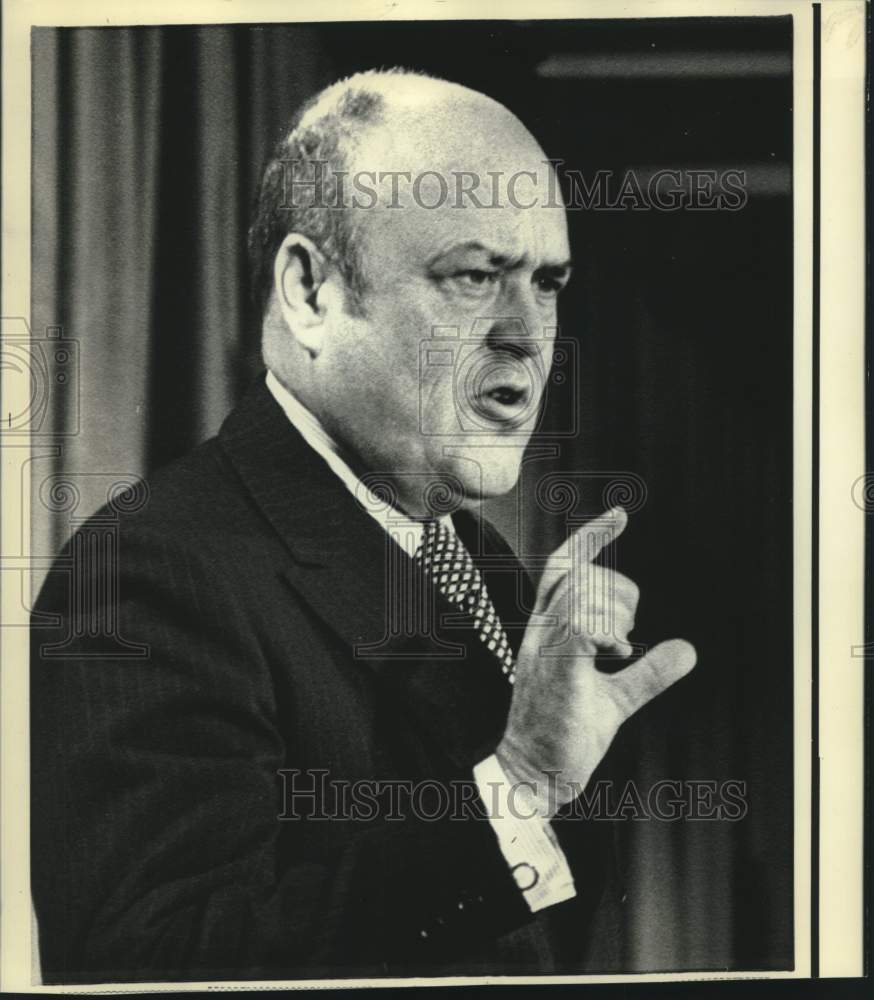 1971 Press Photo Defense Secretary gestures during end-of-year news conference