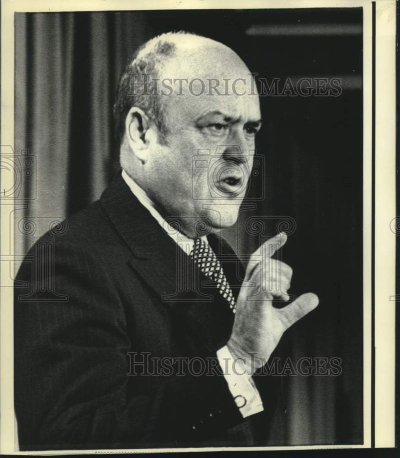 Load image into Gallery viewer, 1971 Press Photo Defense Secretary gestures during end-of-year news conference
