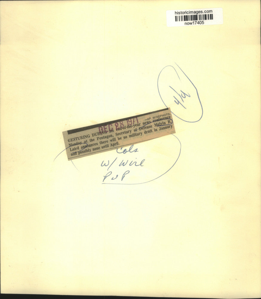 1971 Press Photo Defense Secretary gestures during end-of-year news conference