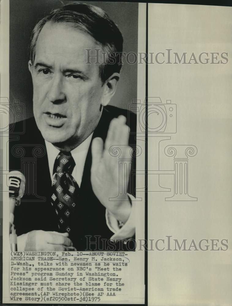 1975 Press Photo Senator Henry Jackson with newsmen at NBC's studio. - now17428