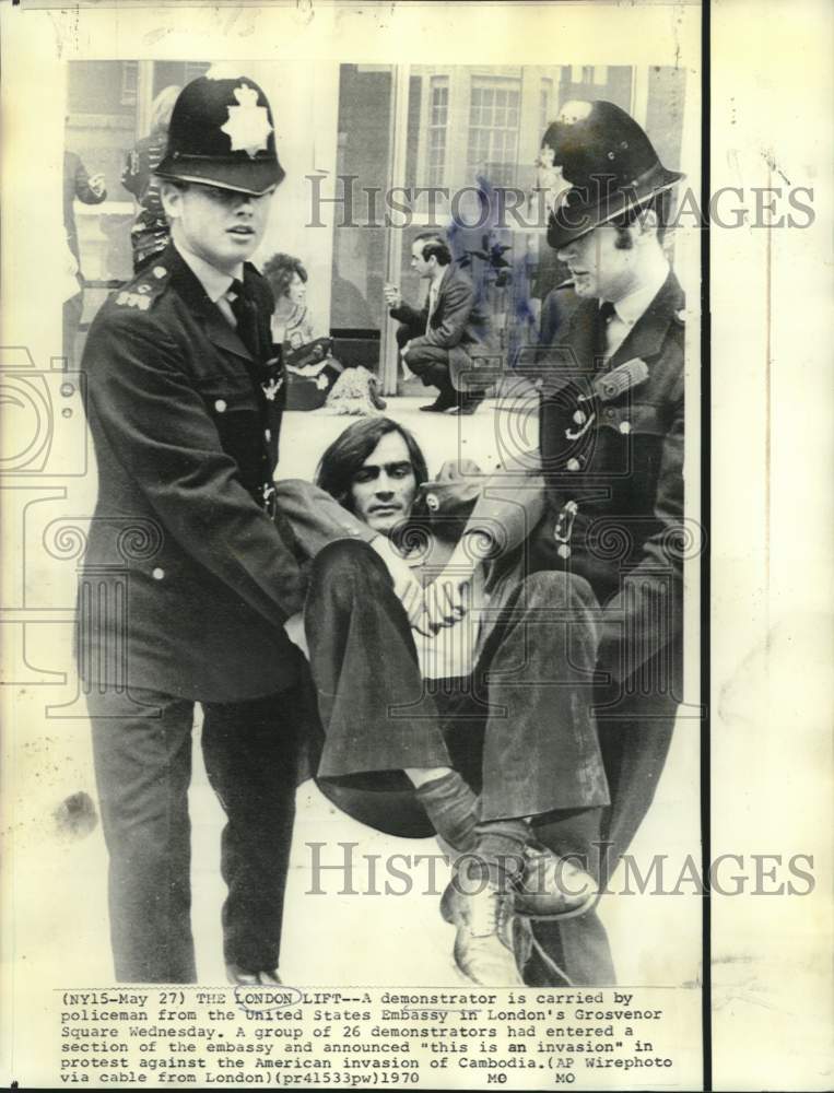 Load image into Gallery viewer, 1970 Press Photo Demonstrator carried by police from US Embassy in London.
