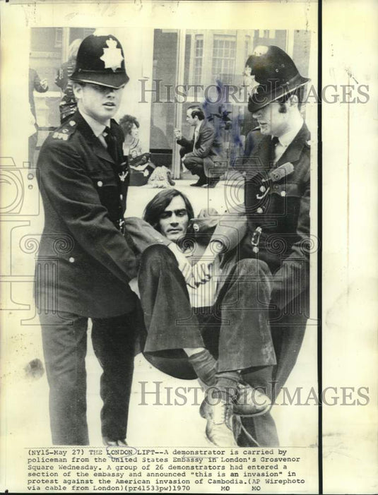 1970 Press Photo Demonstrator carried by police from US Embassy in London.