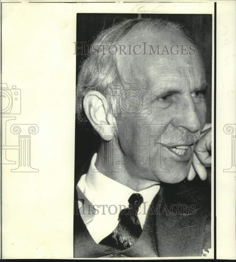 Load image into Gallery viewer, 1973 Press Photo Released kidnap victim Charles A. Lockwood with reporters
