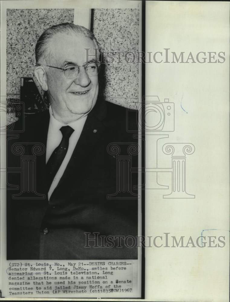 1967 Press Photo Senator Edward Long prior to appearing on St. Louis television