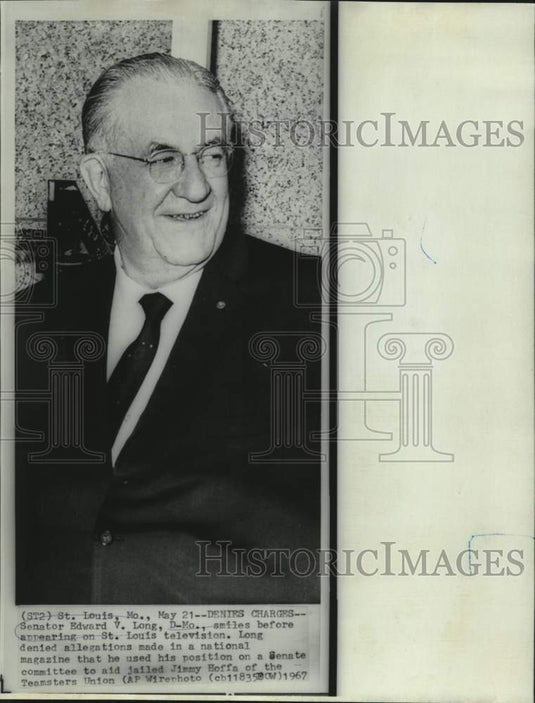 1967 Press Photo Senator Edward Long prior to appearing on St. Louis television