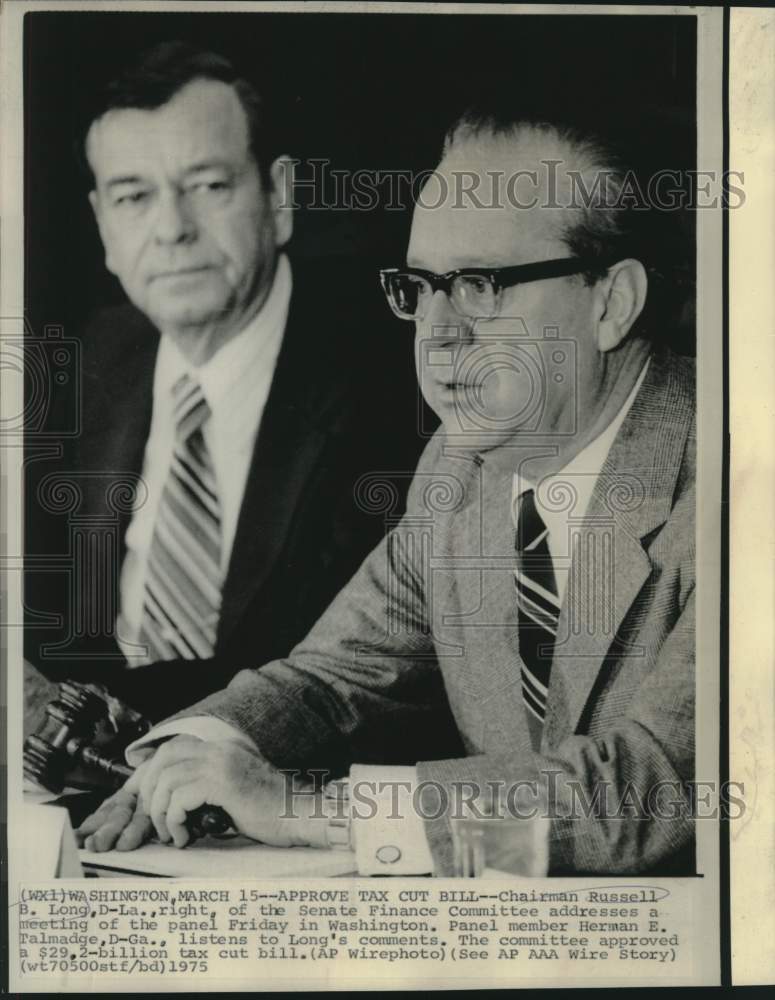 Load image into Gallery viewer, 1975 Press Photo Senators Russell Long and Talmadge at Senate Finance meeting
