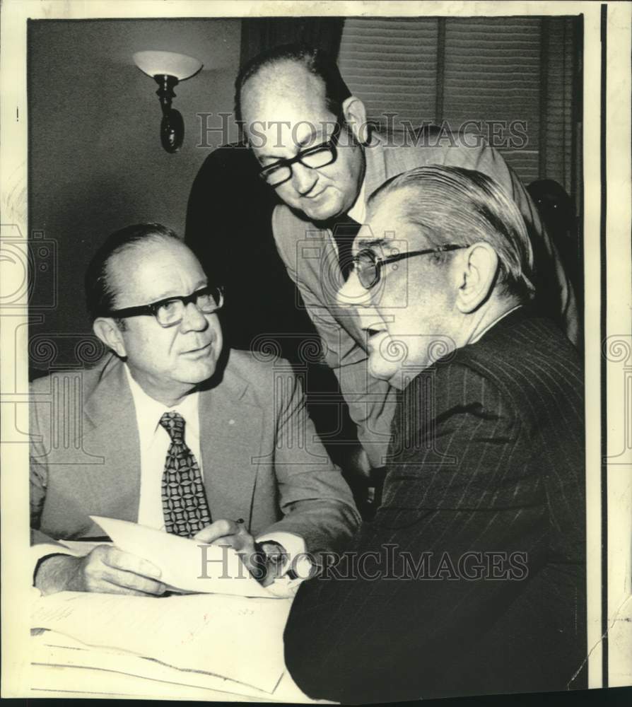 1972 Press Photo Senator Russell Long and others confer in Washington- Historic Images