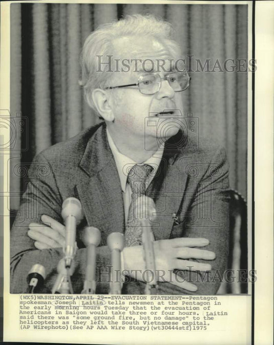 1975 Press Photo Pentagon spokesman Joseph Laitin at news conference.