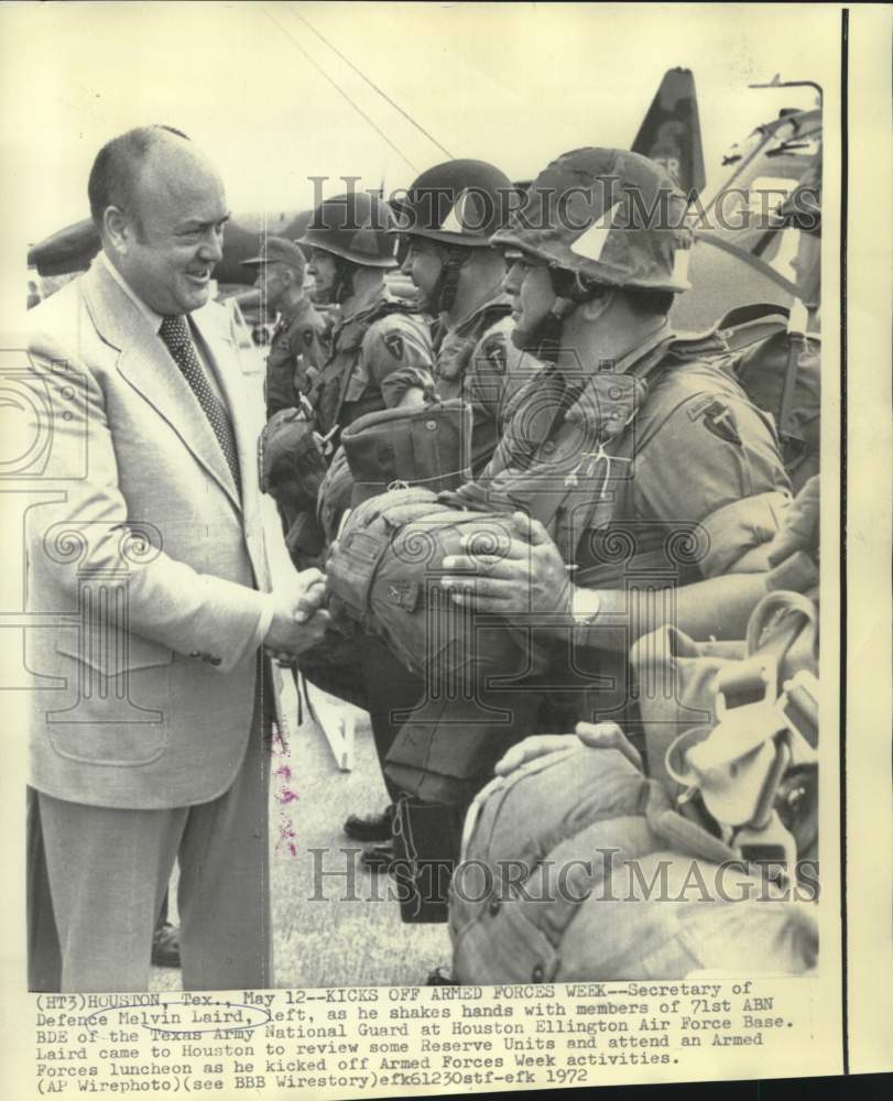 1972 Press Photo Defense Secretary Laird shakes hands at Houston Ellington AFB