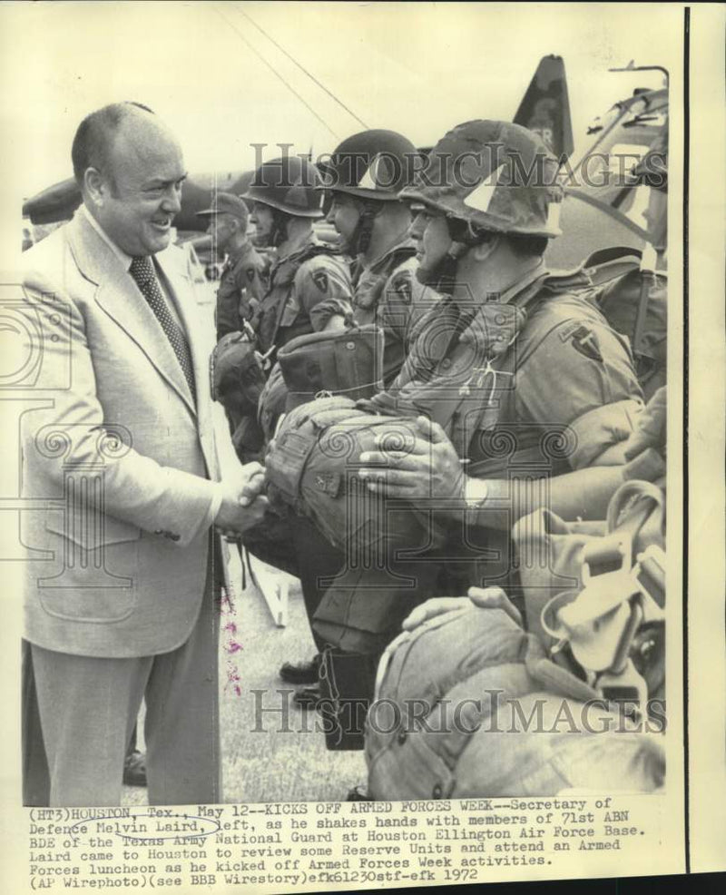 Load image into Gallery viewer, 1972 Press Photo Defense Secretary Laird shakes hands at Houston Ellington AFB
