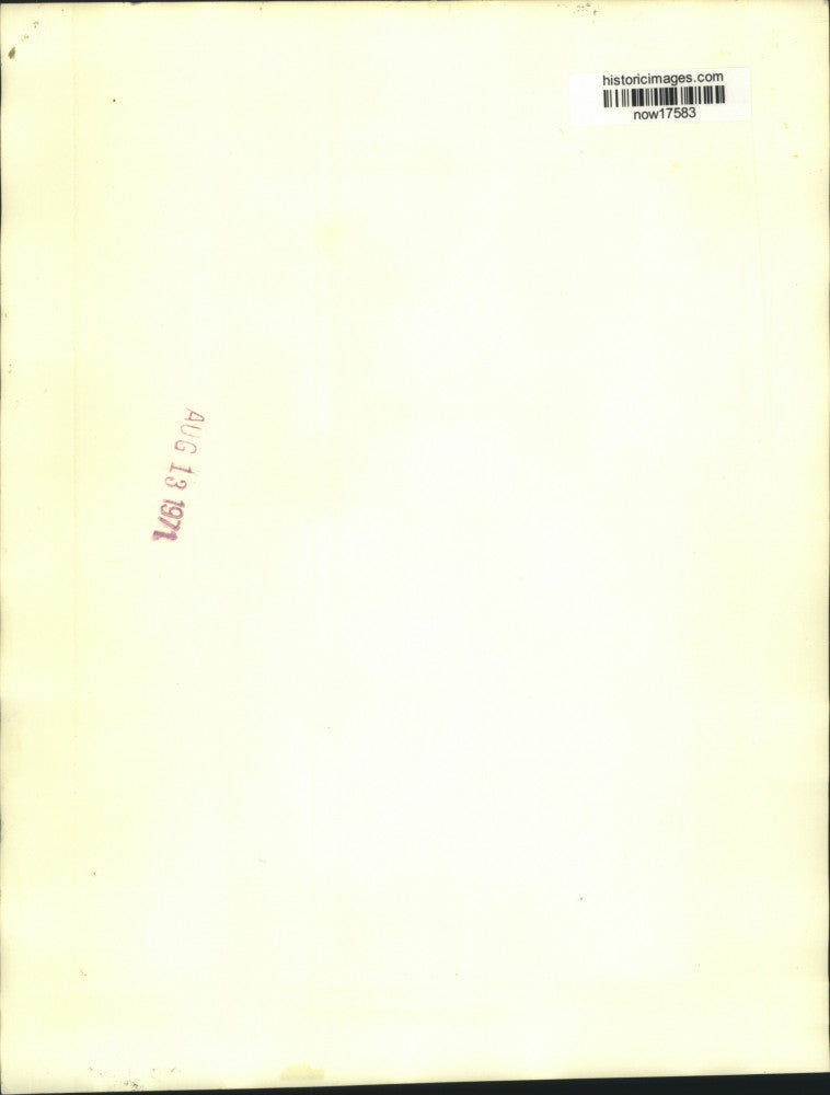 1971 Press Photo Defiant banner hangs over street guarded by English soldier