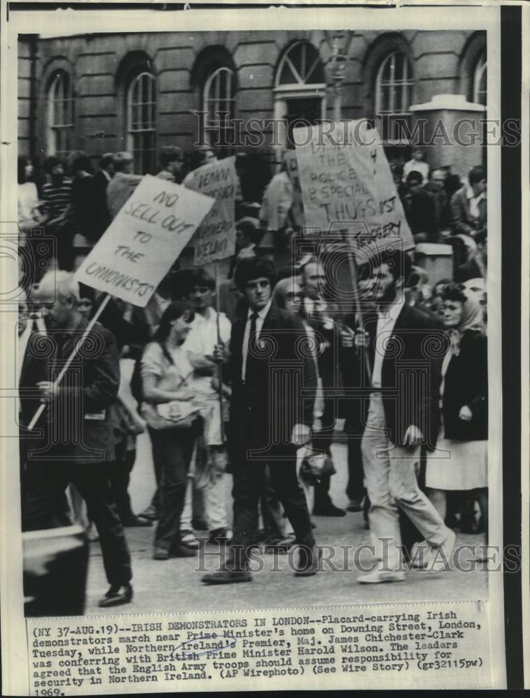 1969 Press Photo Placard carrying Irish demonstrators at London's Downing Street
