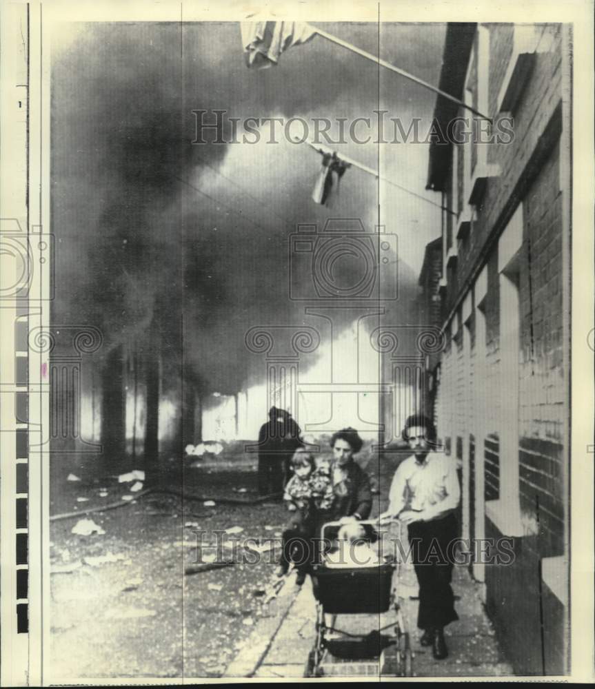1971 Press Photo Family flees their home in Belfast after bomb blast