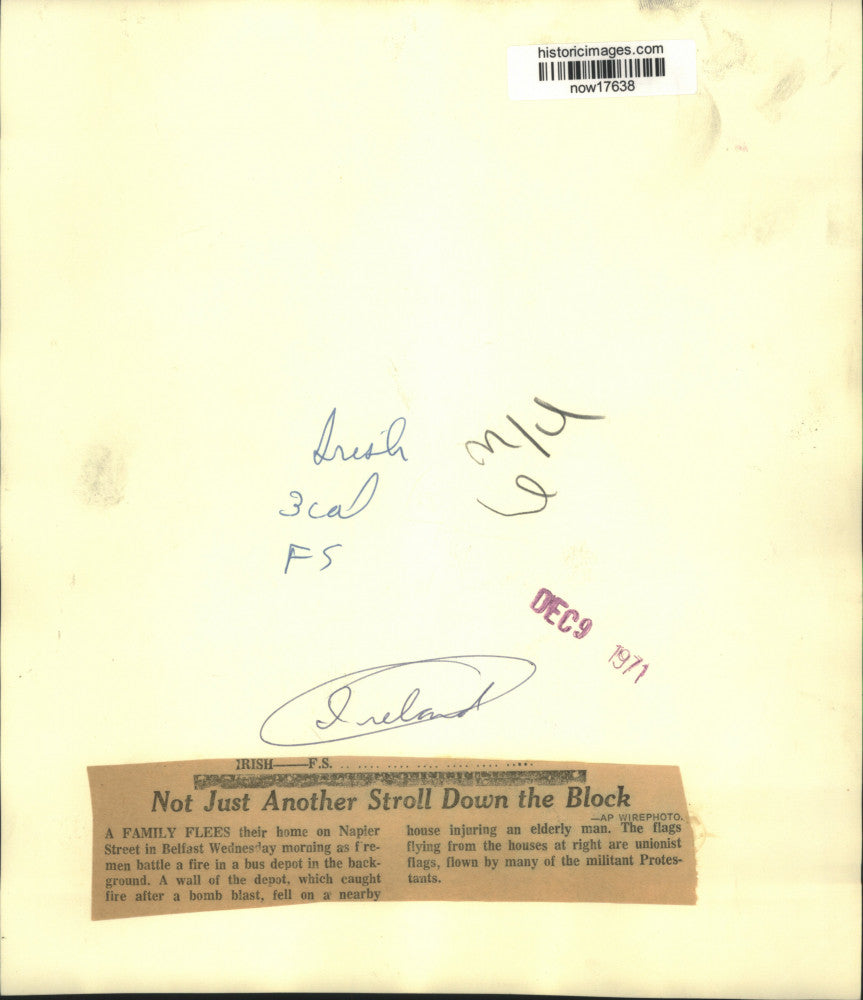 1971 Press Photo Family flees their home in Belfast after bomb blast