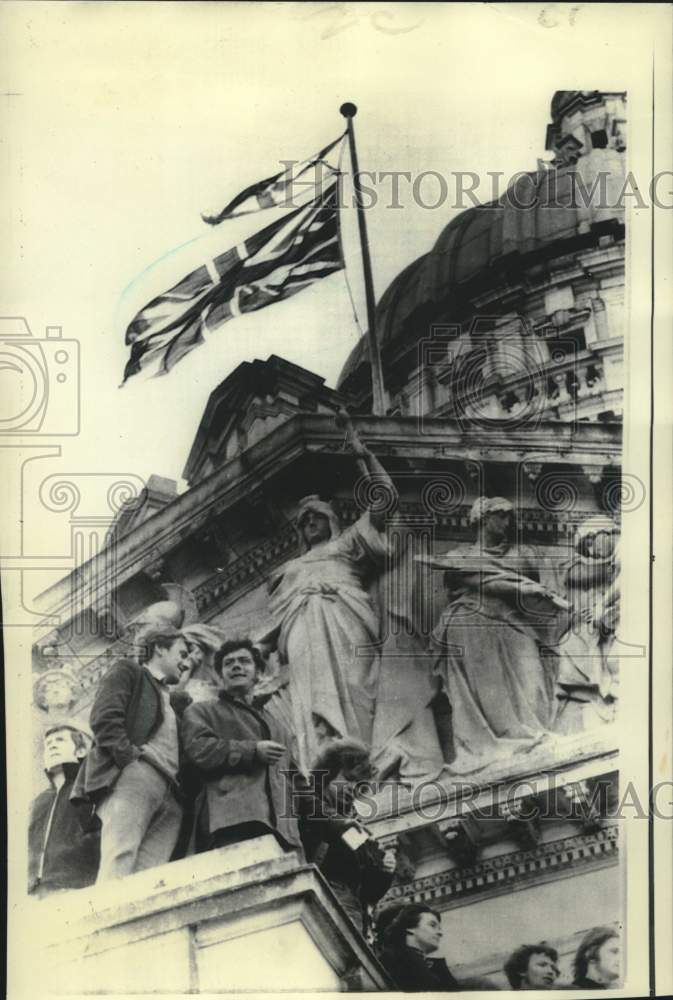 1972 Press Photo Ulster Flag flown above Union Jack at Belfast city hall.