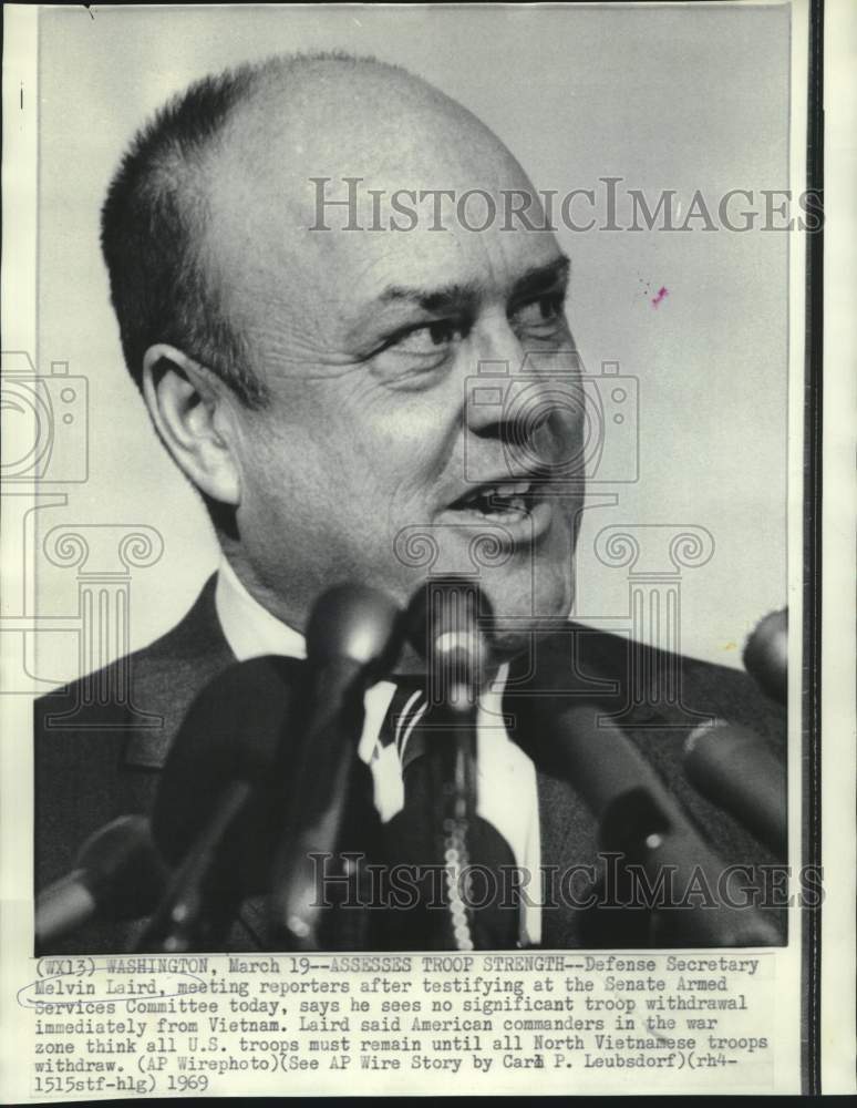 Load image into Gallery viewer, 1969 Press Photo Defense Secretary Melvin Laird with reporters in Washington

