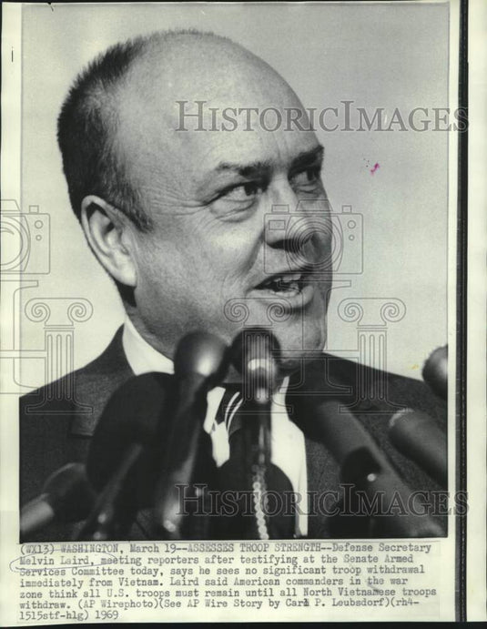 1969 Press Photo Defense Secretary Melvin Laird with reporters in Washington