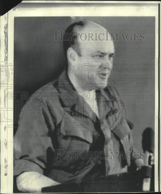1969 Press Photo Defense Secretary with newsmen in Da Nang, South Vietnam.