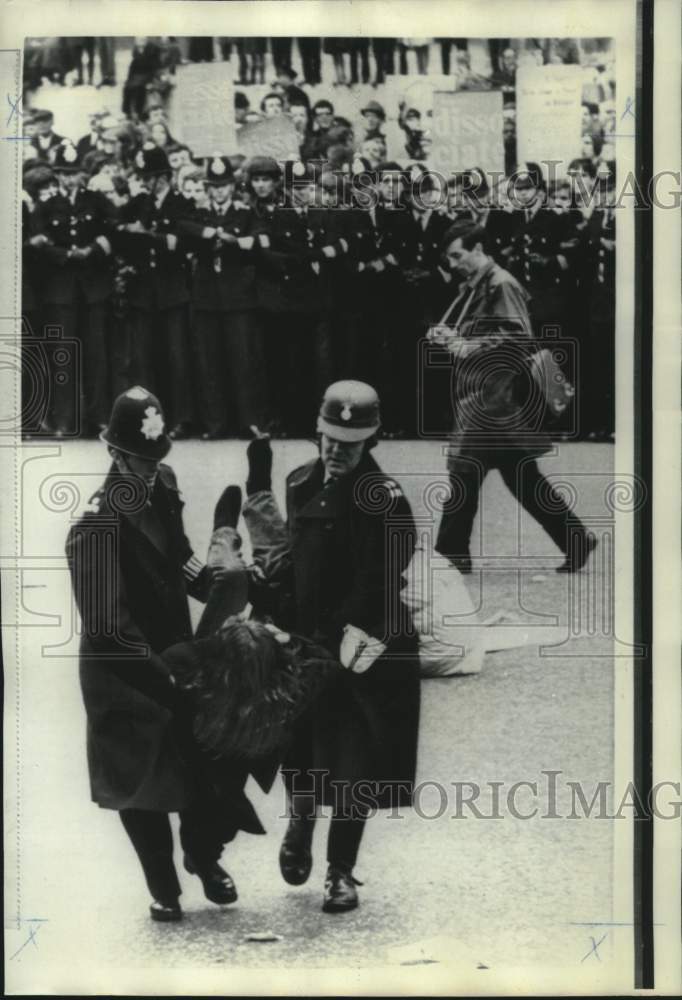 Load image into Gallery viewer, 1968 Press Photo Vietnam War woman demonstrator carried away by police in London
