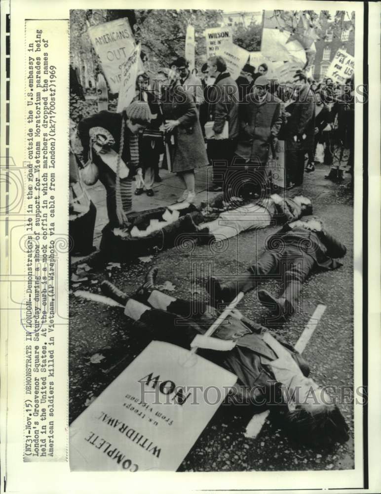 1969 Press Photo Vietnam war demonstrators outside U.S. Embassy in London