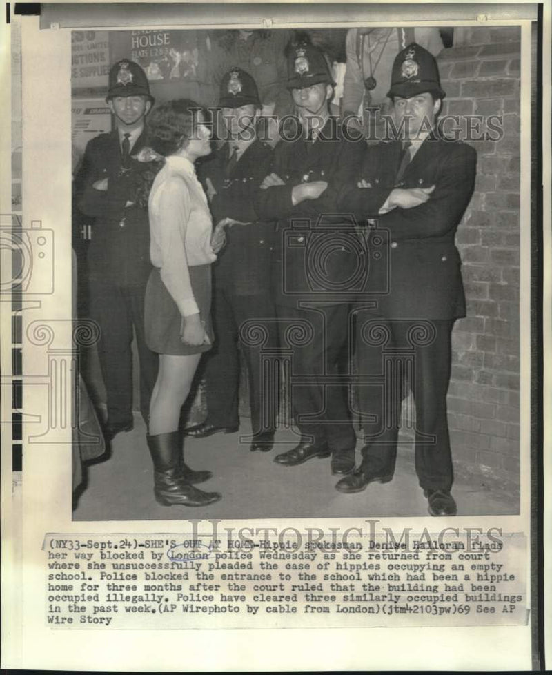 Load image into Gallery viewer, 1969 Press Photo Police blocked hippie Denise Hailoran from entering a school
