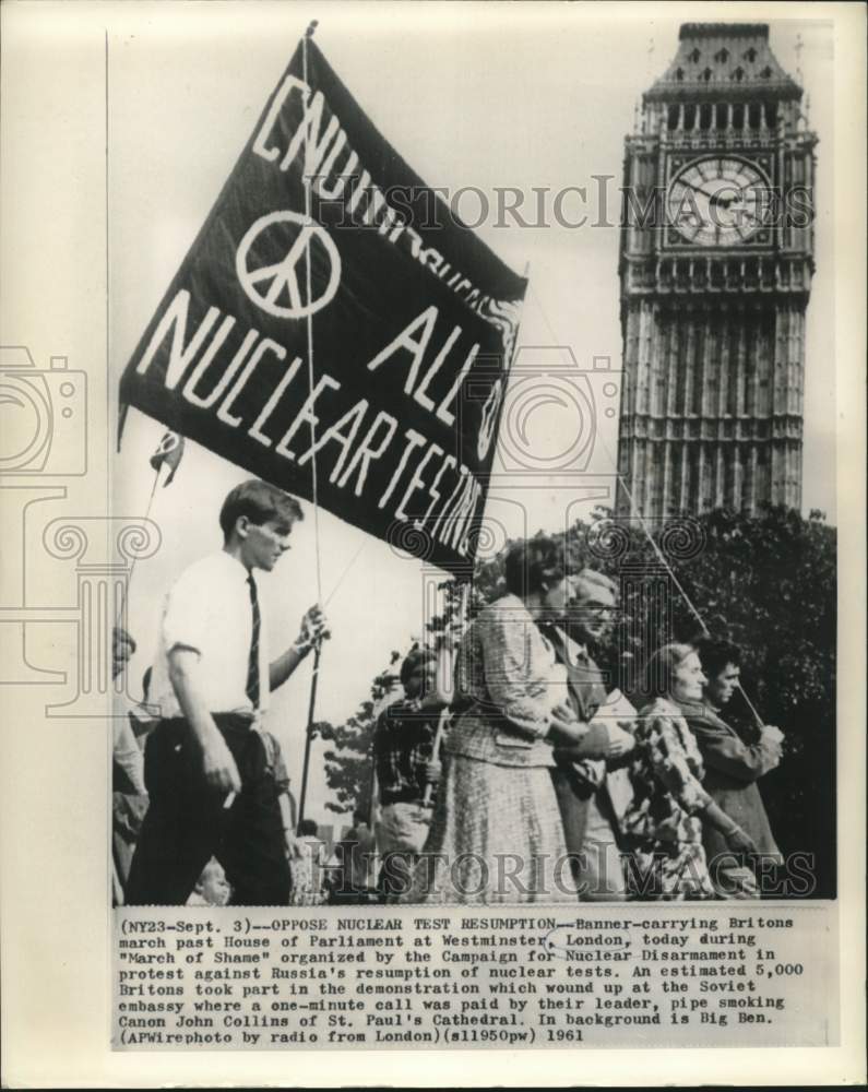 1961 Press Photo Banner-carrying Britons march past London&#39;s House of Parliament