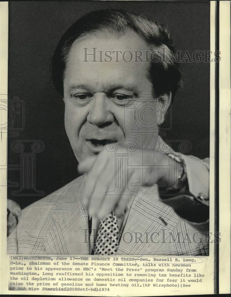 1974 Press Photo Senate Finance Committee chairman Senator Long with newsmen